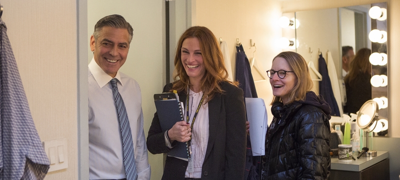 George Clooney (Lee Gates, lijevo), Julia Roberts (Patty Fenn, u sredini) i redateljica Jodie Foster na setu IGRE NOVCA