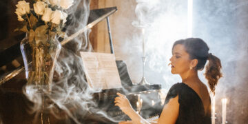 Nikolina Tomić predstavila novi singl „Budna sanjam“