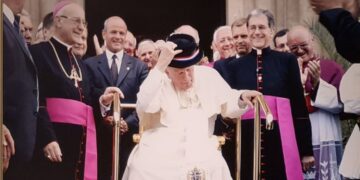 Znate li čiji šešir nosi papa Ivan Pavao II. na slici iz Đakova koja je obišla svijet?